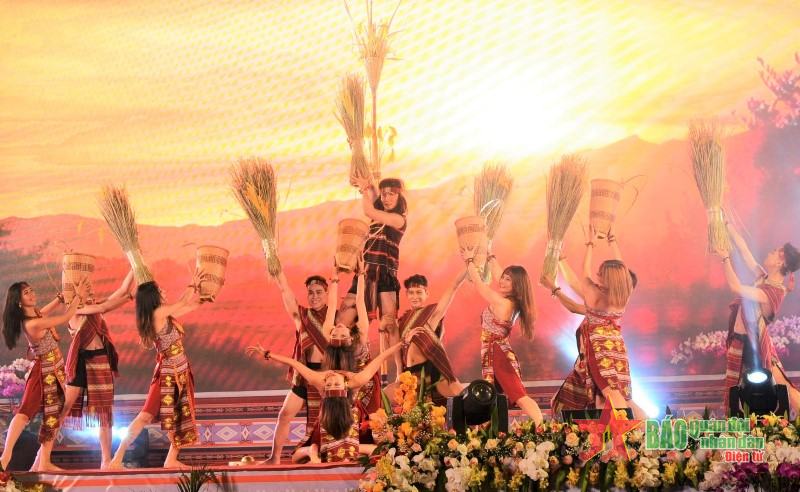 Hội tụ và tỏa sáng sắc màu cộng đồng các dân tộc